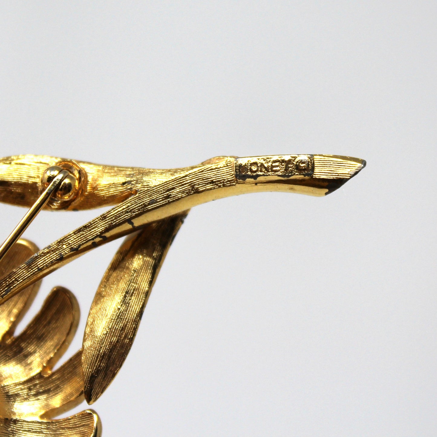 Brooch / Pin, Monet, Daisy Flower, Gold Tone & White Enamel, Vintage