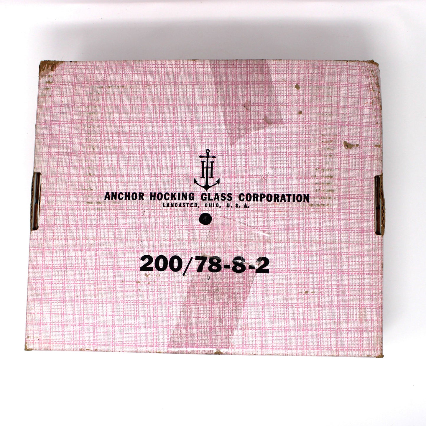 Bottom view of pink box from Anchor Hocking showing text and a logo.