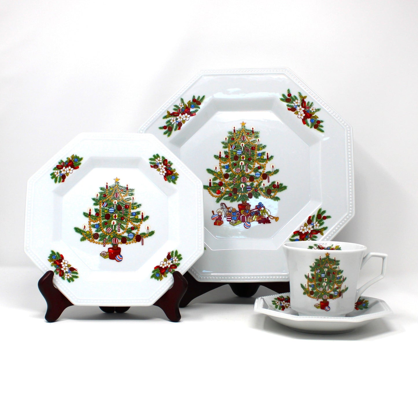 Dinnerware, Fairfield, Peace on Earth Christmas Tree Pattern, Service for 4 (16 Pcs), Vintage