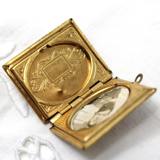 Pendant, Locket, Engraved Design, Keepsake Photo, Vintage