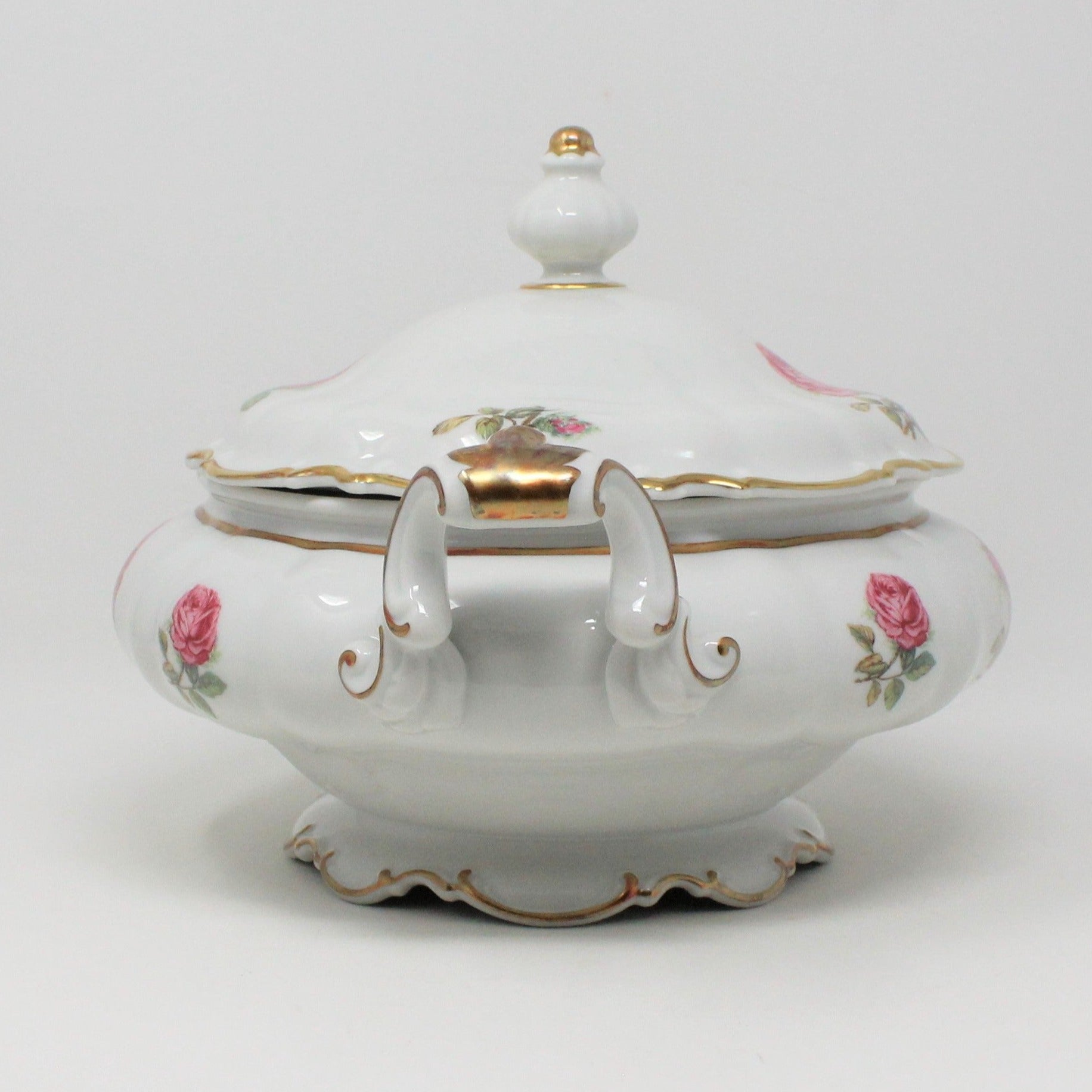 handles on the covered vegetable dish, The Dundee pattern