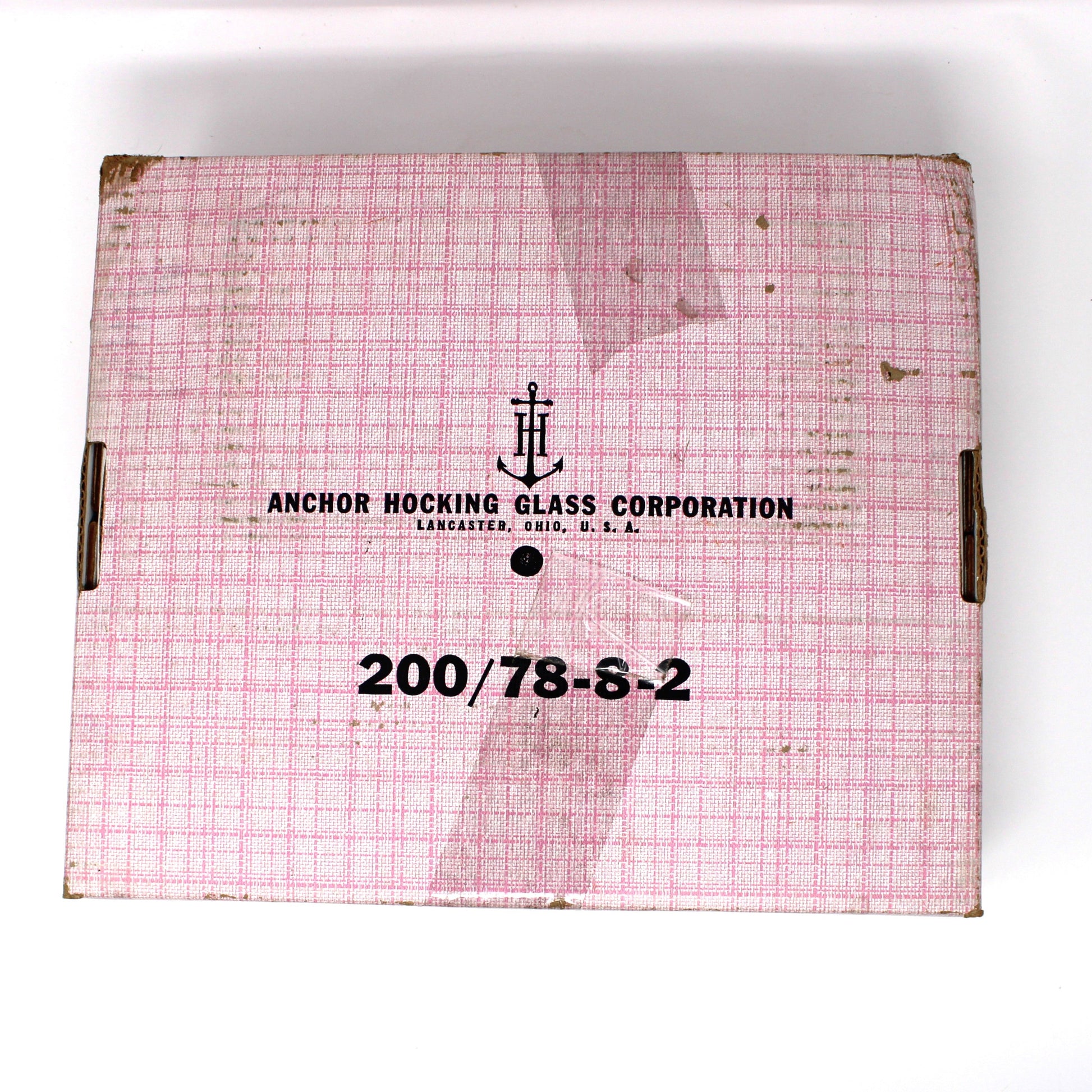 Bottom view of pink box from Anchor Hocking showing text and a logo.