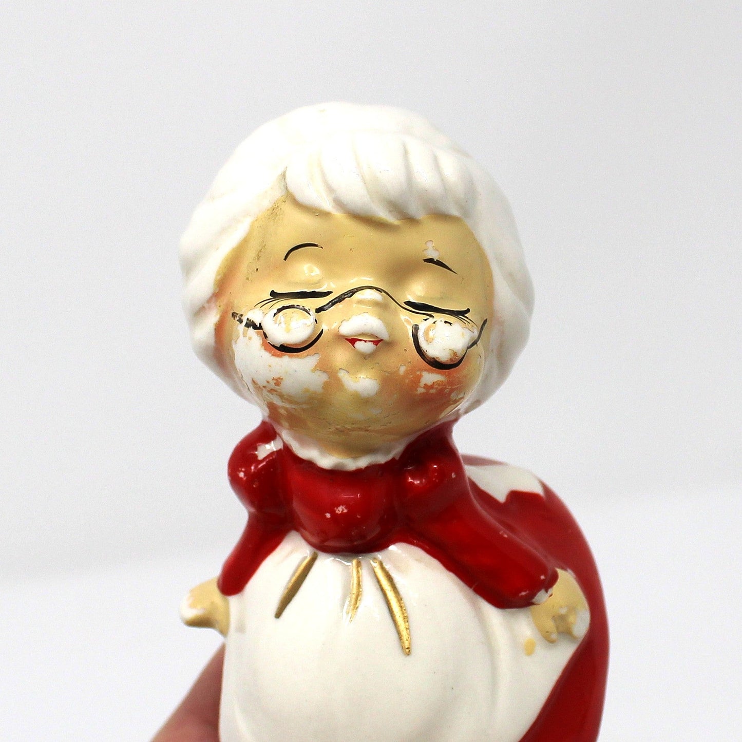 Salt and Pepper Shakers, Kissing Santa & Mrs Claus, Hand Painted, Mid Century Collectible 7662, Vintage