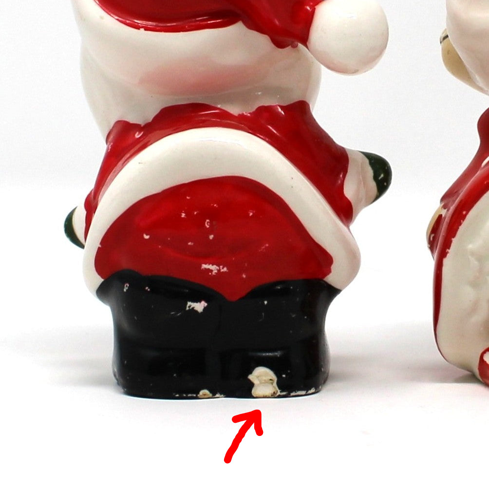 Salt and Pepper Shakers, Kissing Santa & Mrs Claus, Hand Painted, Mid Century Collectible 7662, Vintage
