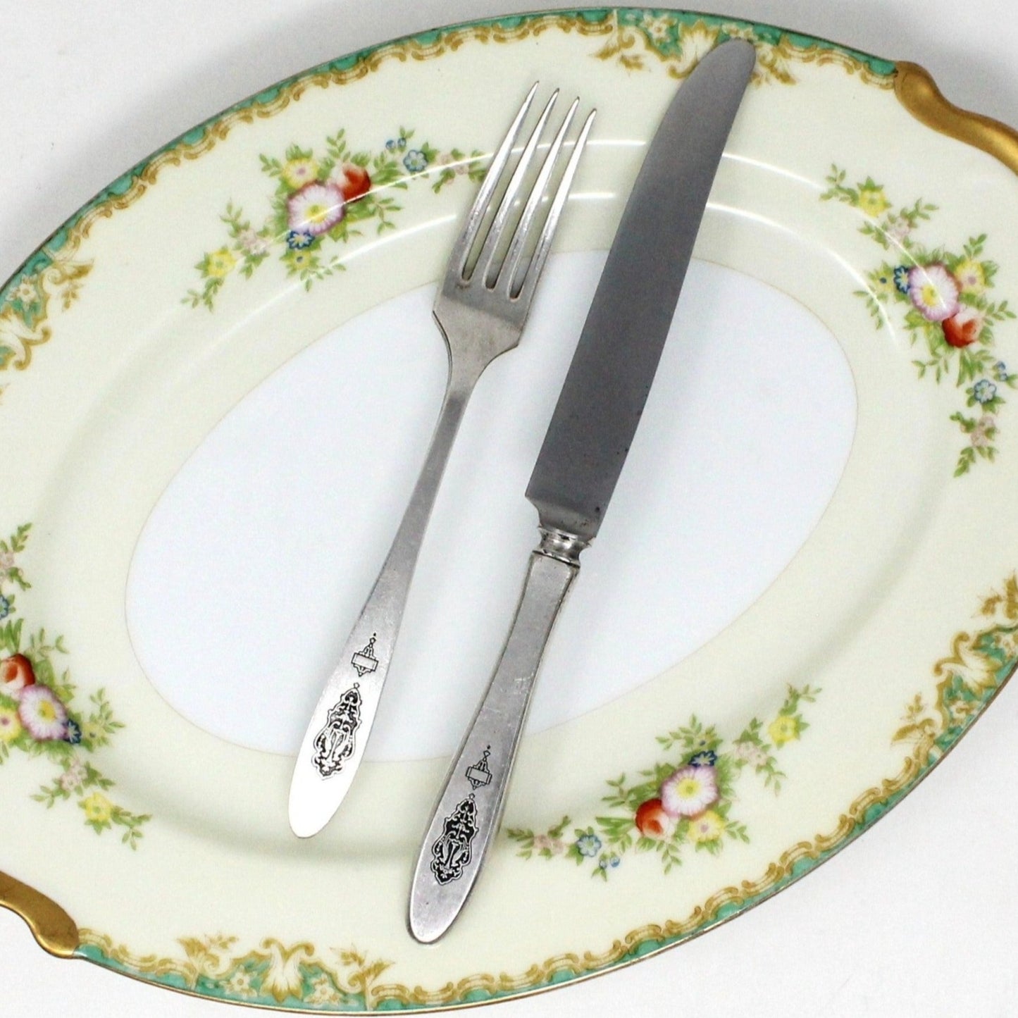 Flatware, Oneida, Silverplate, Forks & Knives Matching Set of 8, Birds of Paradise Pattern, Antique