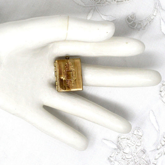 Pendant, Locket, Engraved Design, Keepsake Photo, Vintage