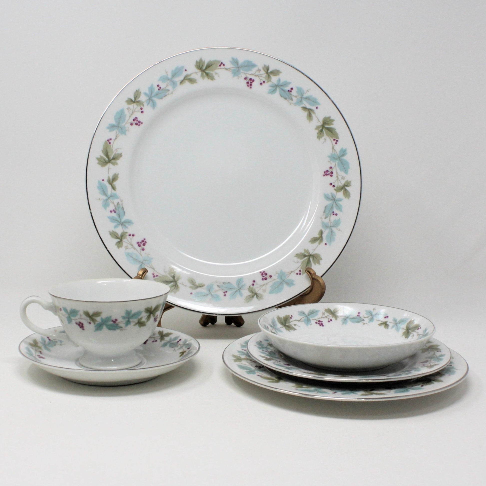 Fine China of Japan, Vintage 6701 pattern. Complete Dinnerware Set includes Dinner Plate, Salad Plate, Bread & Butter Plate, Dessert Bowl and Cup with Saucer