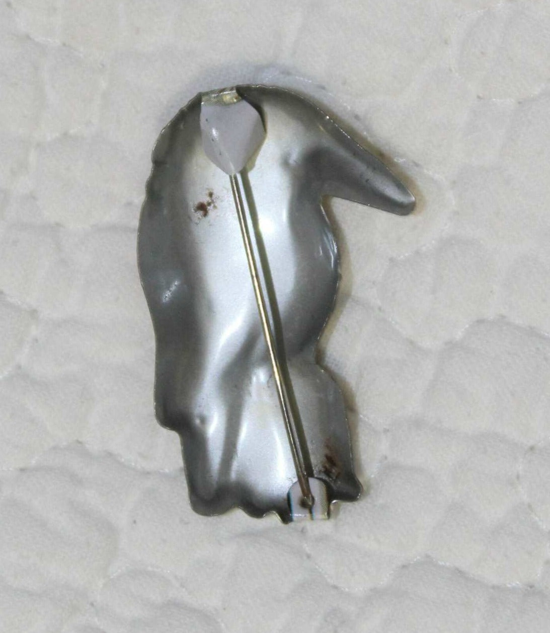 Pin, Tin Lithograph Anthropomorphic Bird Pianist / Maestro, Original, Vintage