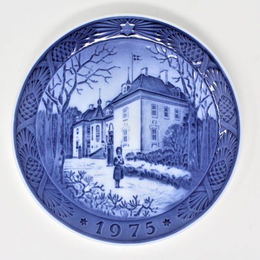 Christmas Plate 1975, Royal Copenhagen Marselisborg, The Queen's Christmas Residence, Holiday Decor, Blue & White Porcelain. 