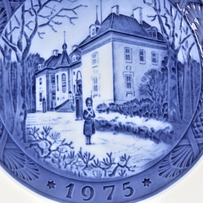 Decorative Plate, Royal Copenhagen 1975, The Queen's Christmas Residence, Vintage