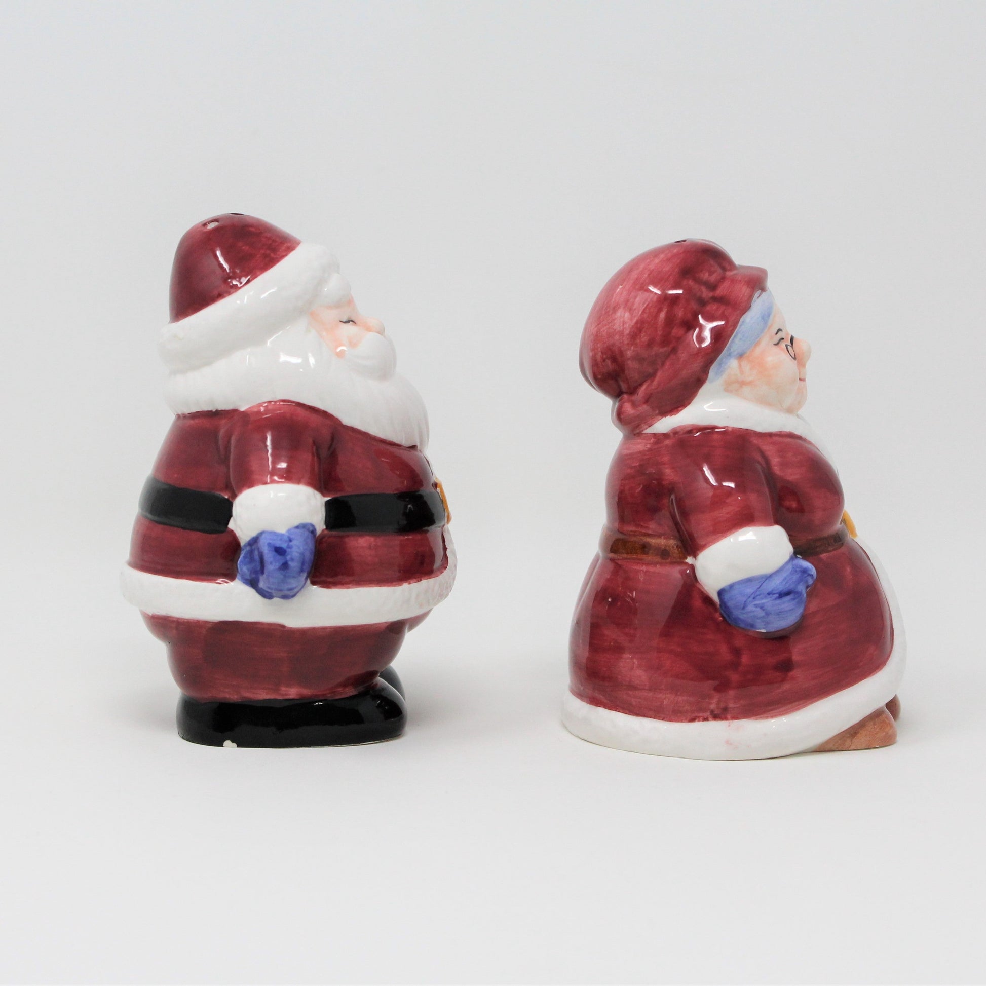 Side view of Santa & Mrs Claus Salt & Pepper Shakers